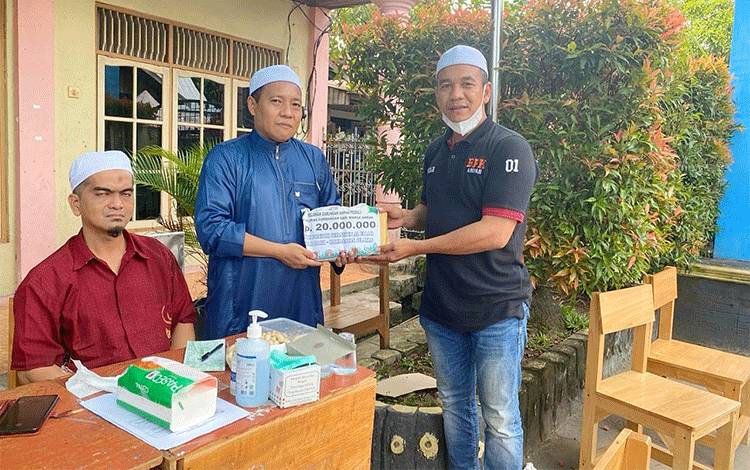 Relawan di Bartim Serahkan Bantuan ke Ponpes Al Falah yang Terbakar