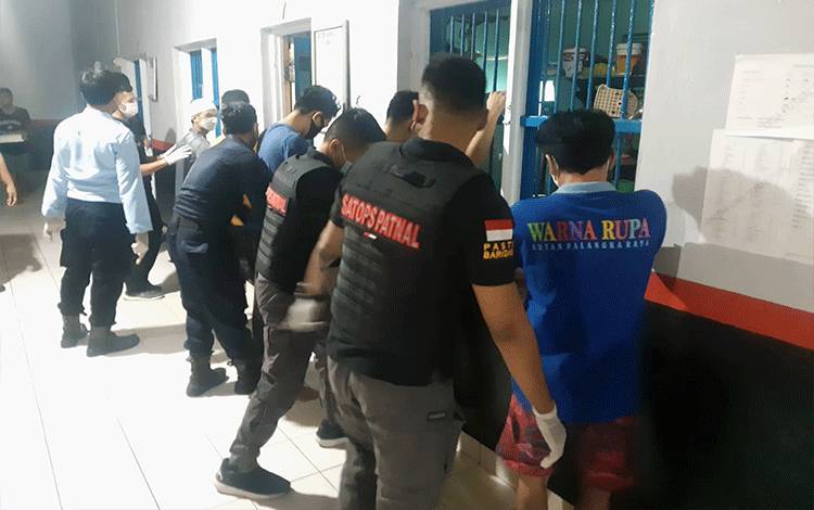 Petugas Rutan Palangka Raya Temukan Benda Terlarang Dalam Blok Hunian