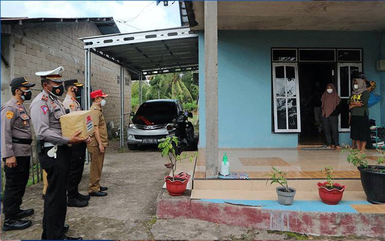 Bupati dan Kapolres Seruyan Serahkan Bantuan??Untuk Warga Isolasi Mandiri