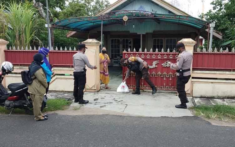 Warga Isolasi Mandiri di Kuala Pembuang Terima Bantuan Sembako dari Pemkab dan Polres