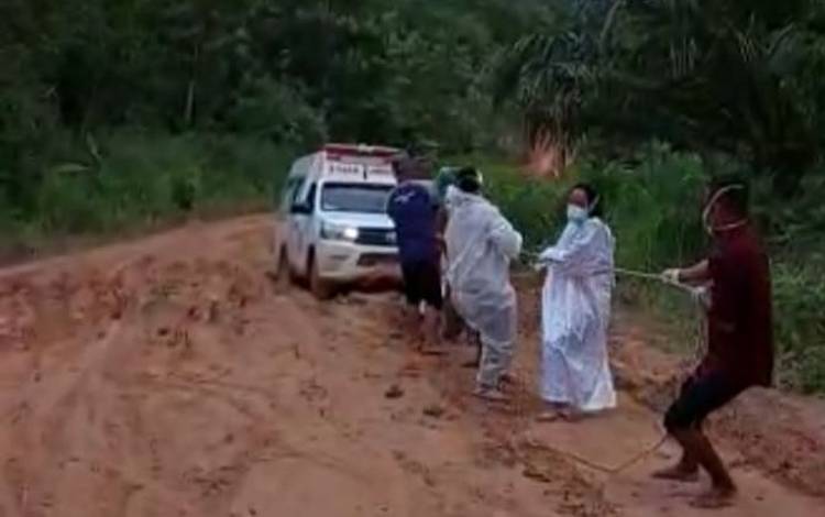 Video Ambulans Terjebak Lumpur Viral, Pembangunan Jalan Konsorsium Dipertanyakan
