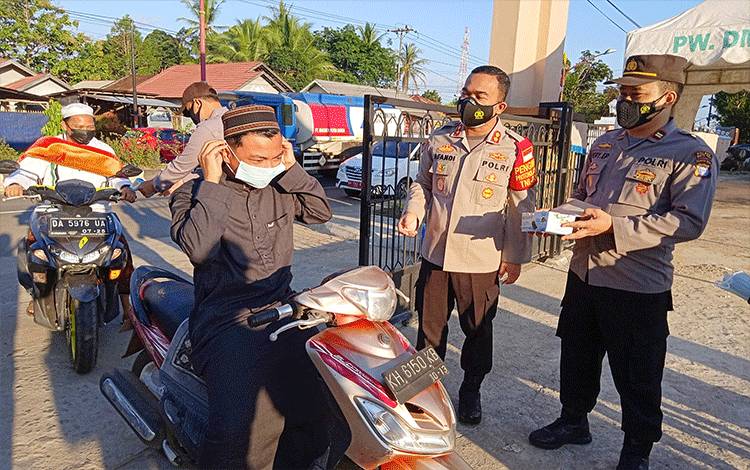 Kapolres Barito Timur Sebar Personel di 33 Masjid untuk Ingatkan Protokol Kesehatan