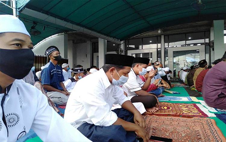 Ratusan Umat Muslim Salat Id di Masjid Al-Gufron Kereng Humbang Kasongan