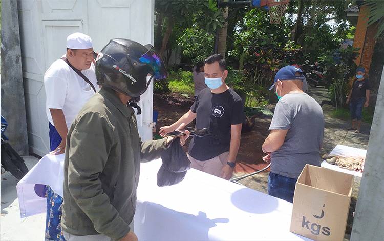 Nasdem Bagikan Daging Sapi Kurban dari H Abdul Rasyid AS Kepada Warga Panarung