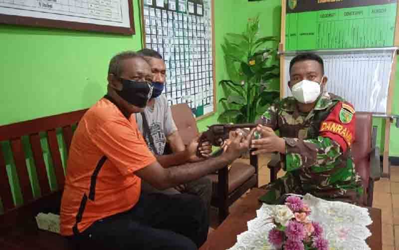 Warga Serahkan Revolver Eks Perang Dunia II ke TNI di Papua