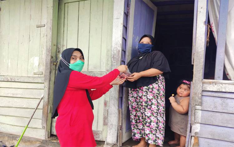 RS Bhayangkara Salurkan Daging Kurban Door To Door