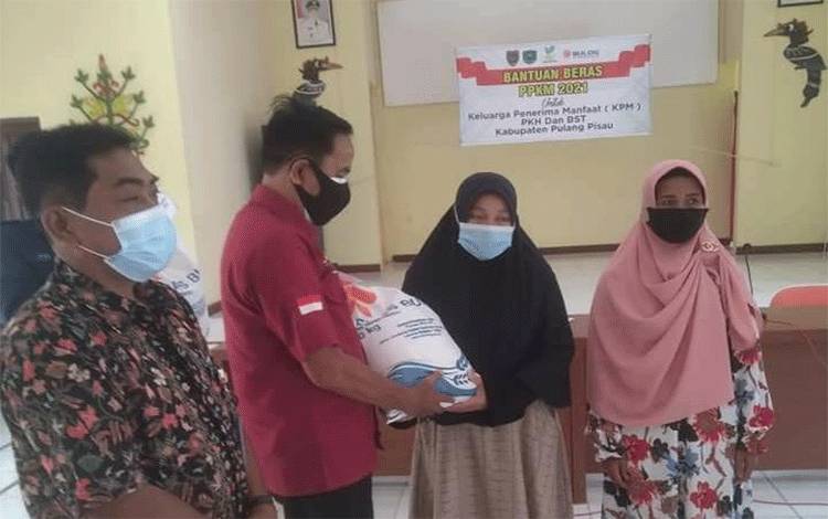 Dinas Sosial Pulang Pisau Serahkan Bantuan Beras PPKM
