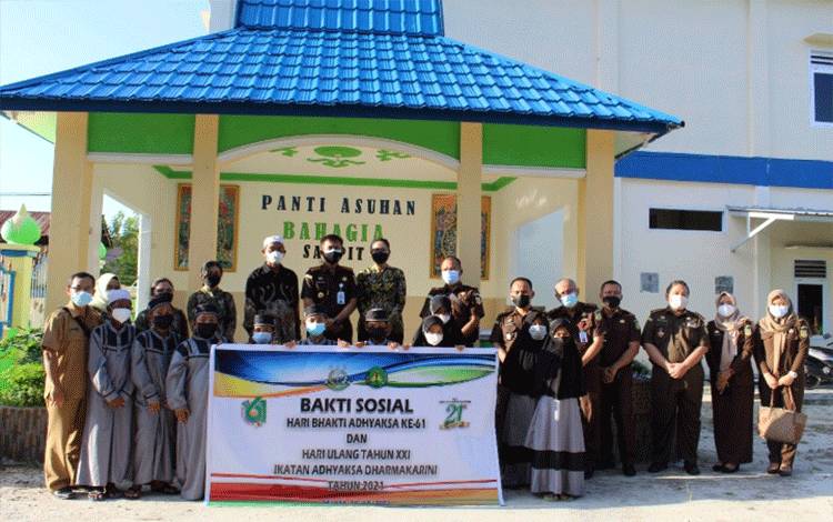 Kejari Kotim Berbagi dengan Anak Yatim
