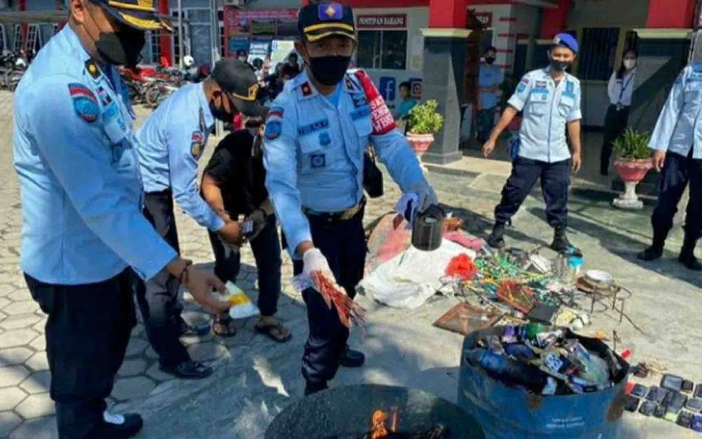 Rutan Kuala Kapuas Musnahkan Barang Hasil Razia Blok Kamar Hunian WBP