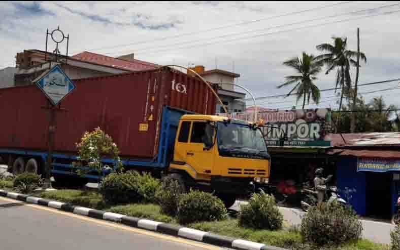 Kendaraan Angkutan Berat Masih Terlihat Melintas Dalam Kota Pangkalan Bun Meski Masuk Jam Pembatasan