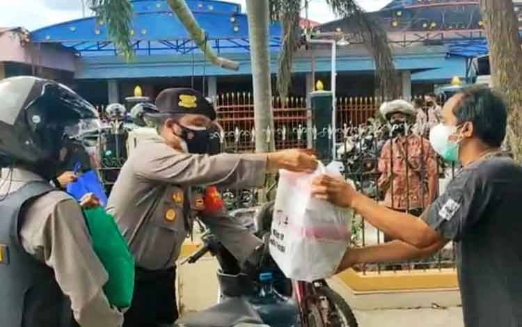 Ditsamapta Polda Kalteng Bantu Warga Laksanakan Isolasi Mandiri