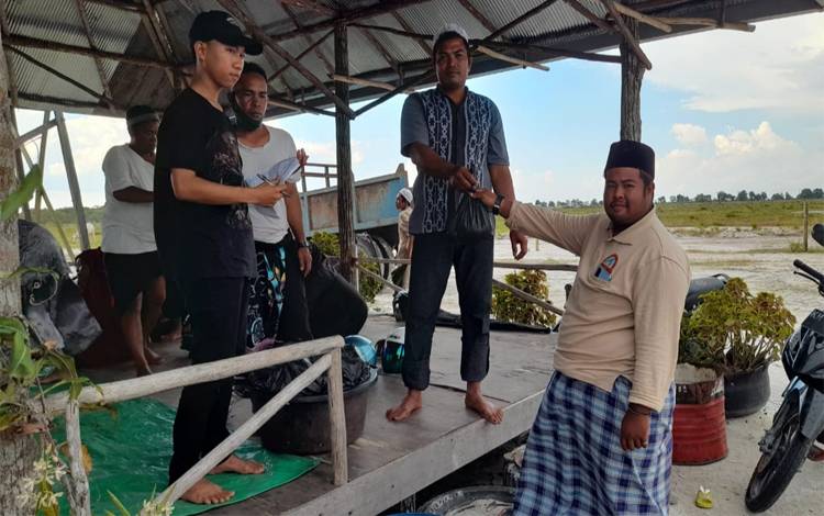 H Abdul Rasyid AS Salurkan Daging Kurban kepada Masyarakat Sungai Tabuk