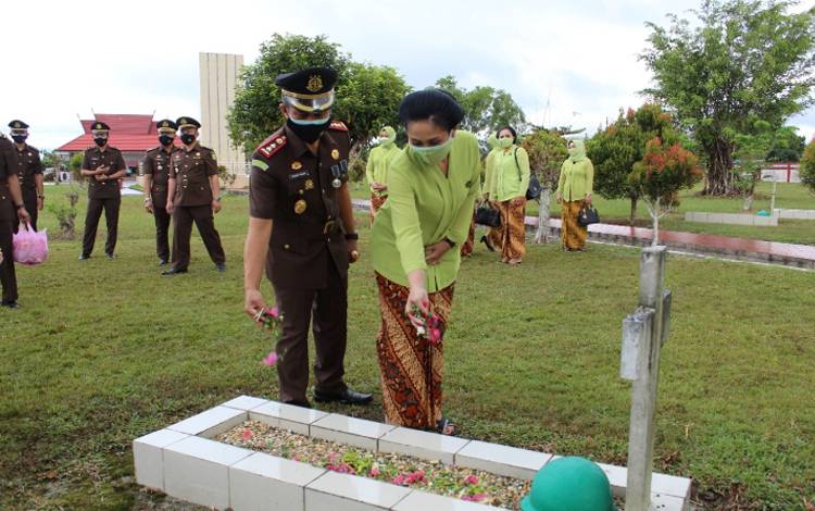 Kejari Kotim Tabur Bunga di Makam Pahlawan