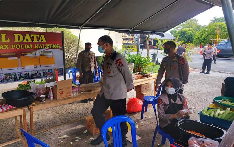 Dapur Lapangan Polda Kalteng Produksi Ratusan Nasi Kotak Setiap Hari untuk Masyarakat