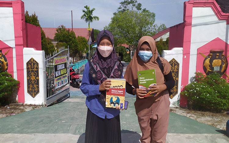 Siswa SMPN 4 Sampit Terbantu Buku Fisik saat Belajar Daring