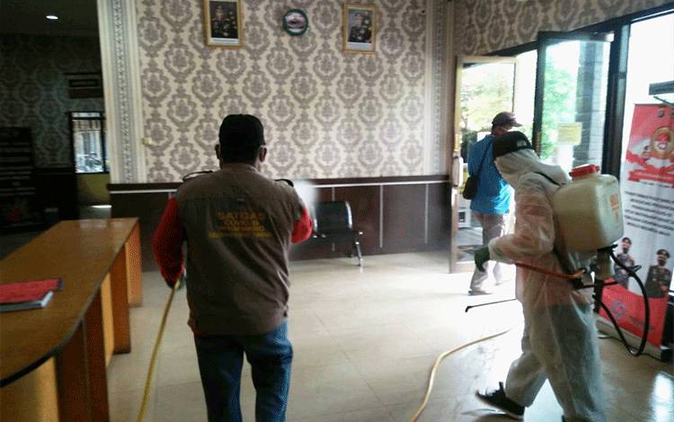 Markas Polsek Pahandut Disemprot Disinfektan Antisipasi Covid-19