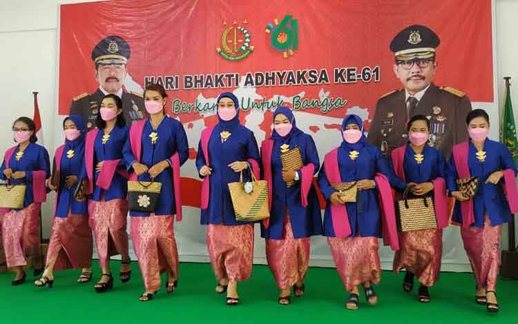 Kenalkan Kerajinan Lokal, Ikatan Adhyaksa Dharmakarini Seruyan Gelar Fashion Show