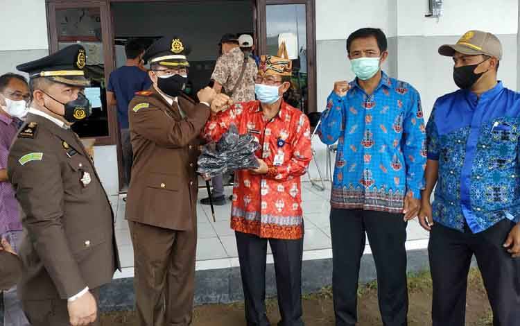 Warga Antusias Ikuti Vaksinasi Massal Hari Bhakti Adhyaksa ke-61