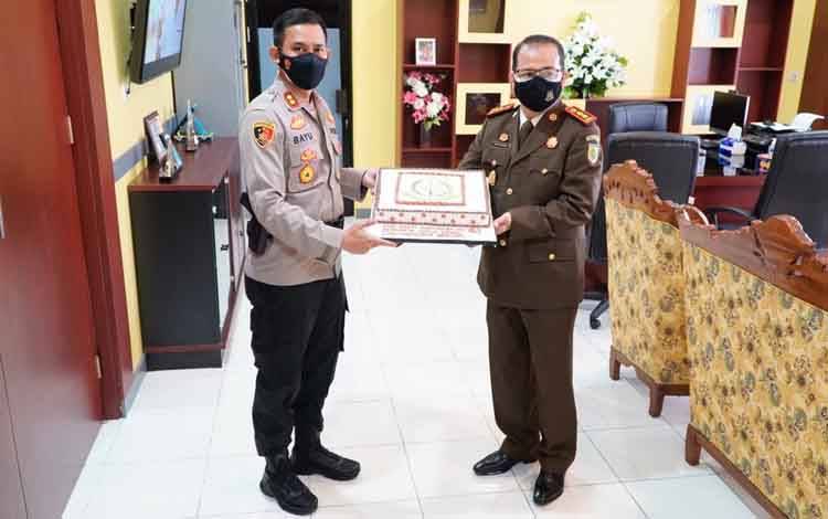 Bawa Tumpeng dan Kue, Kapolres Seruyan Sambangi Kejaksaan Negeri Seruyan