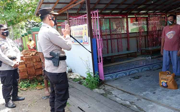 Kapolres Seruyan Serahkan Bantuan untuk Warga Isolasi Mandiri