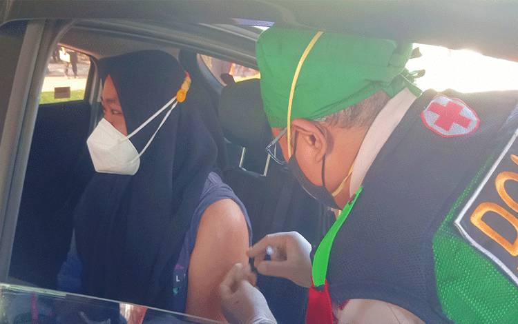 Warga Jalani Vaksinasi Drive Thru di Palangka Raya