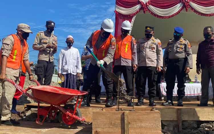 Kapolres Kotim Lakukan Peletekan Batu Pertama Pembangunan Kantor Polsek Baamang