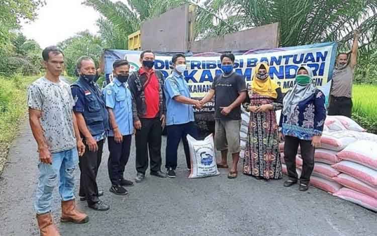 Diskan Kapuas Salurkan Bantuan Pakan Ikan untuk 2 Pokdakan Ini