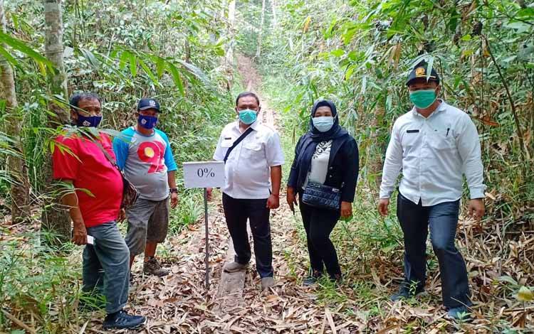 Camat Benua Lima Monitoring Pembangunan di Desa Banyu Landas