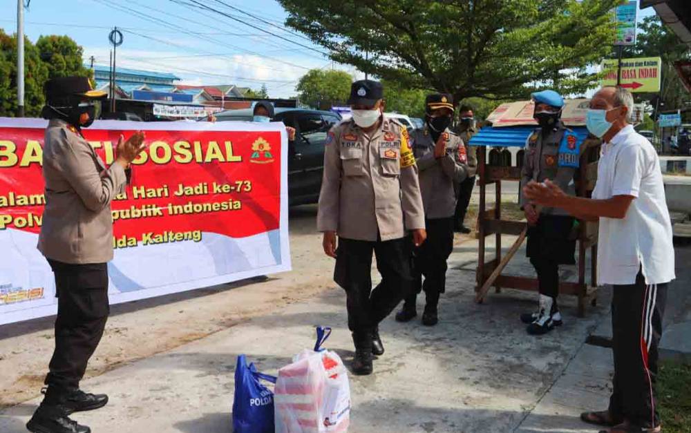Wakapolda Kalteng Serahkan Bantuan untuk Warga Isolasi Mandiri