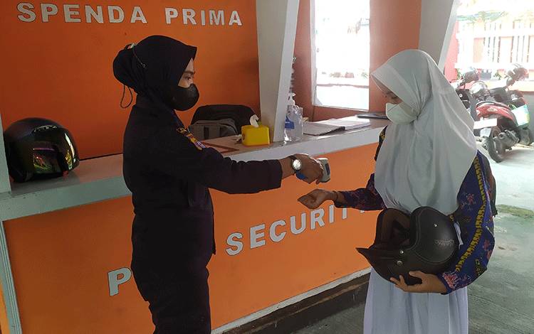 Jalani Pembelajaran Jarak Jauh, Sekolah di Kotim Ini Bagikan Buku Elektronik