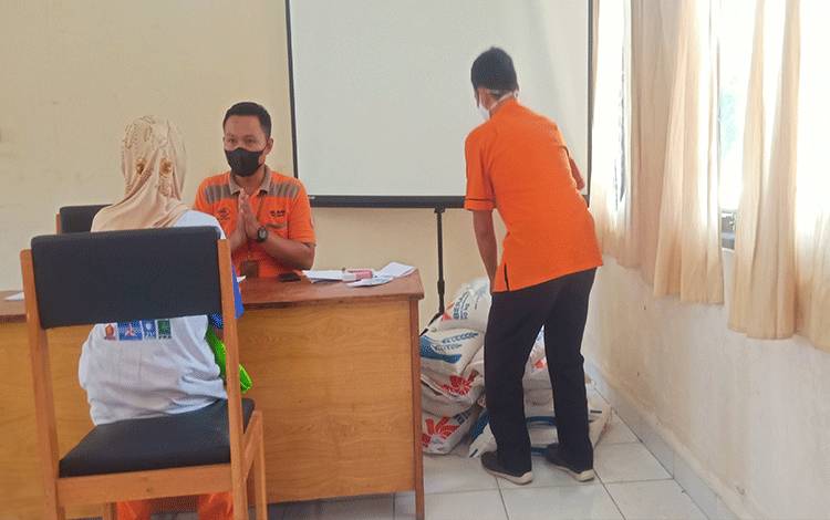 Ratusan Warga Kereng Bangkirai Terima Bantuan Beras PPKM
