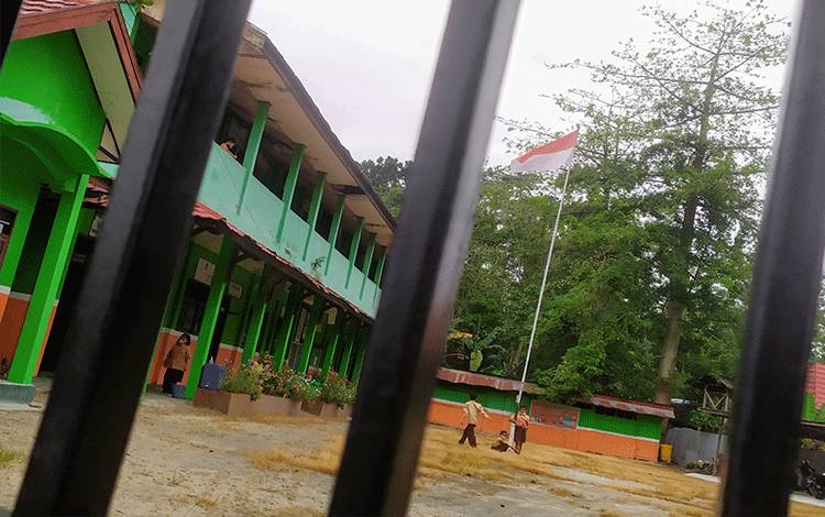 Kadisdik Kotim Imbau Sekolah Pasang Atribut Kemerdekaan Indonesia