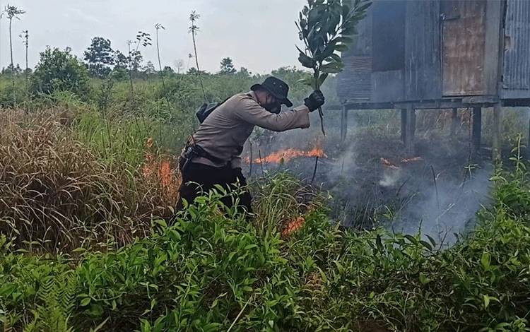 Kebakaran Lahan Terjadi Lagi di Sampit, Api Sulit Dijangkau, Akhirnya Petugas Lakukan Ini