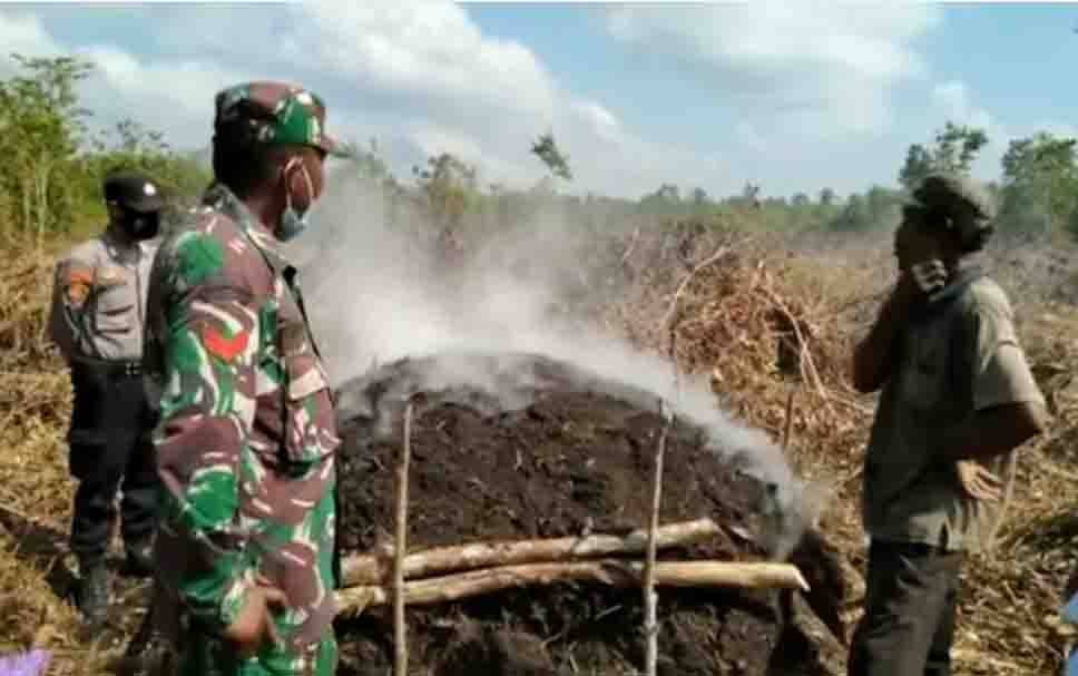 Petugas Karhutla Datangi Warga Pembuat Arang di Samuda