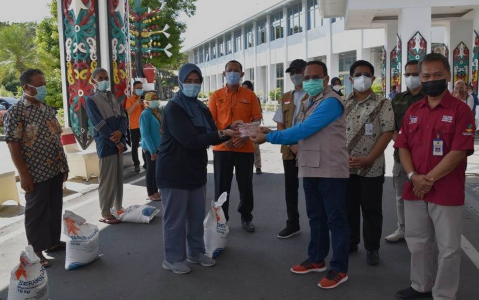 Pemprov Kalteng Serahkan Bantuan Sosial untuk Warga Terdampak Covid-19
