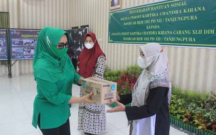 Persit Kartika Chandra Kirana Salurkan Bantuan Sosial
