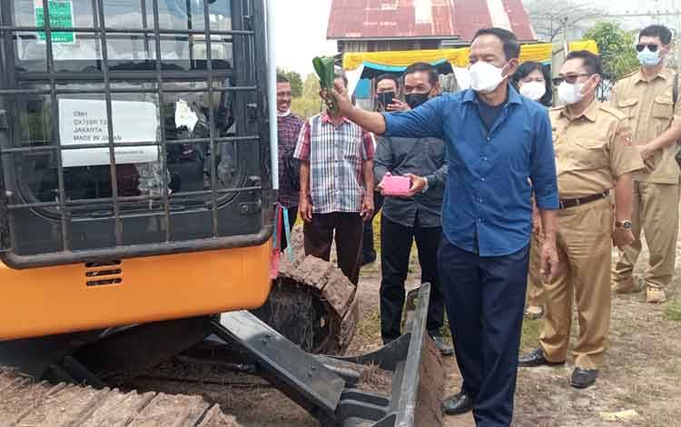 Bambang Purwanto Salurkan Eksavator Bantuan Kementerian Perikanan untuk Kelompok Pembudidayaan Ikan