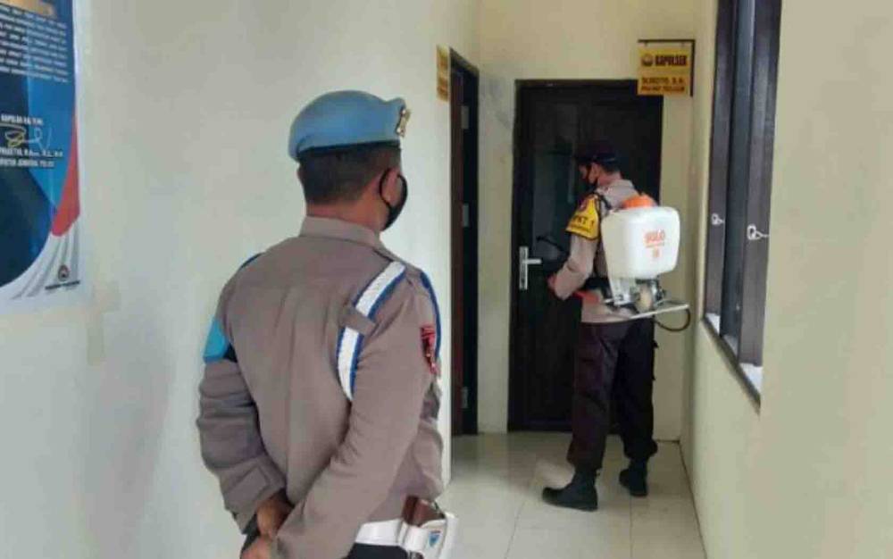 Lingkungan Mako Polsek Kapuas Timur Disemprot Cairan Disinfektan