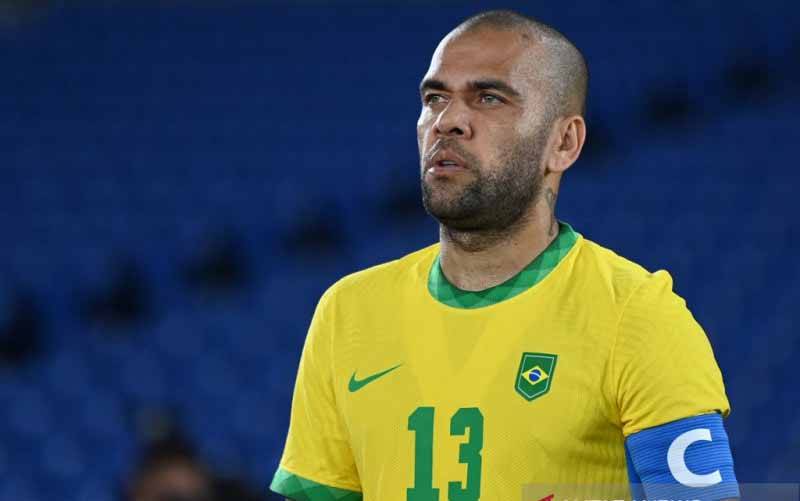 Dani Alves Sampaikan Selamat kepada Skateboarder Muda Brazil
