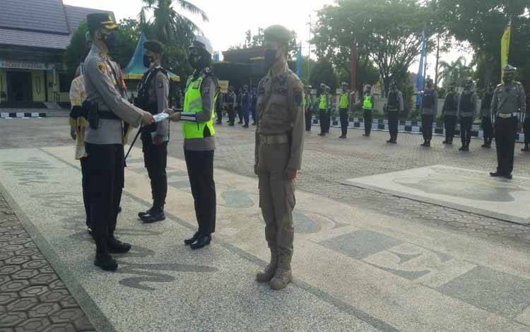 Kapolres Seruyan Bagikan Masker dan Multivitamin untuk Anggota