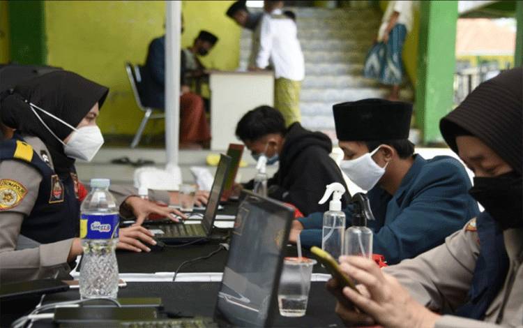 Jabar Jadikan Sekolah dan Pesantren Sebagai Sentra Vaksinasi COVID-19