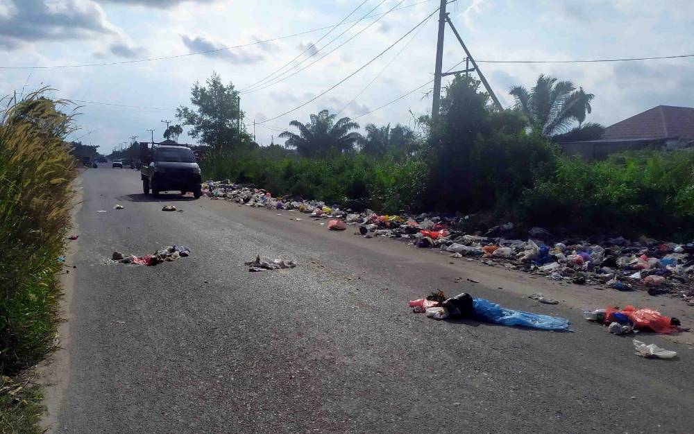 Jorok! Sampah Berhamburan di Tengah Jalan Pelita Barat Sampit