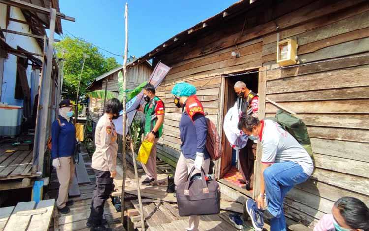 Polda Kalteng kembali Lakukan Vaksinasi Sistem Door To Door ke Pinggiran Kota