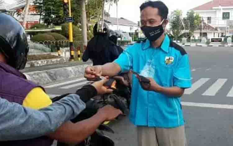 KNPI Kapuas Bagikan Masker kepada Masyarakat Peringati HUT ke-48