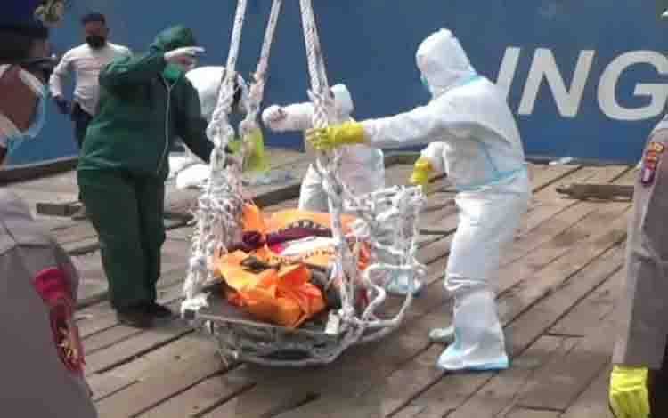 Akibat Ada yang Meninggal, Seluruh ABK MV Karya Mandiri Dilarang Turun dari Kapal Sebelum PCR