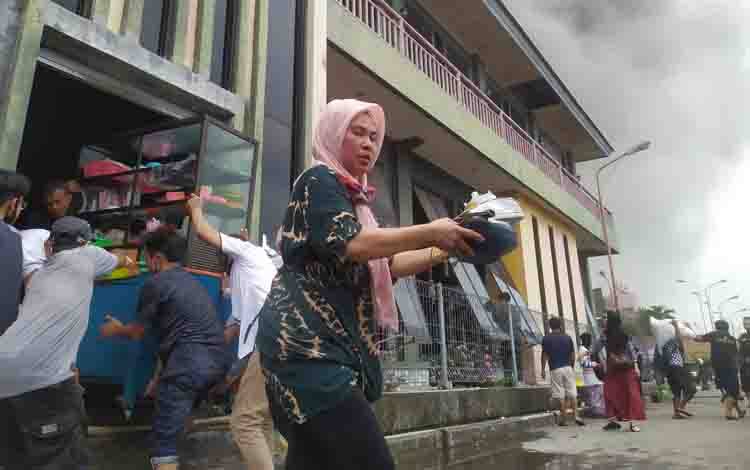 Kepanikan Pedagang di Lokasi Kebakaran Kompleks PPM Sampit