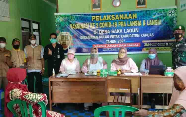 Camat Pulau Petak Tinjau Pelaksanaan Vaksinasi Kedua di Desa Saka Lagun