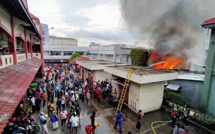 Kebakaran Sekitar PPM Sampit Hanguskan Dua Gudang dan Sejumlah Dapur Rumah Makan Puja Sera