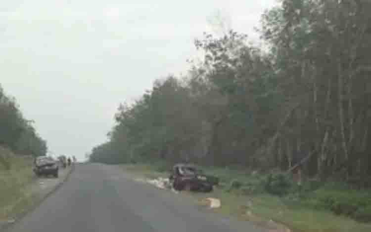Grand Max dan Hilux Tabrakan di Desa Pangkalan Banteng