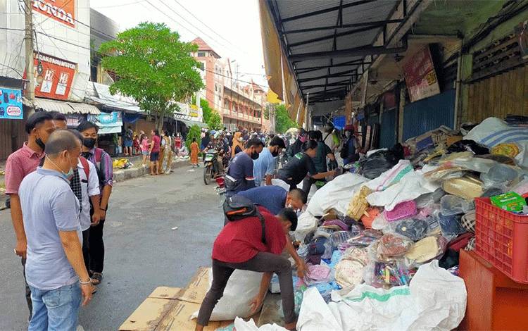 Video Warga Berupaya Menyelamatkan Barang Dagangan di Toko Dekat Gudang Terbakar